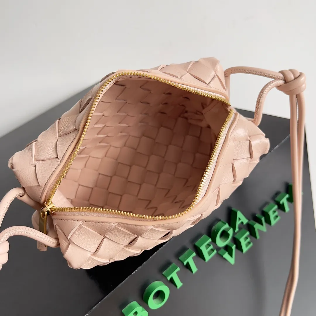 Batch 1560 New version and new color (third generation) 𝗕𝗼𝘁𝘁𝗲𝗴𝗮 𝗩𝗲𝗻𝗲𝘁𝗮———— The latest version of the loop camera bag💥 at the BV King of Cost-Effectiveness counter, large woven texture➕As always, ultra-high-quality lambskin, with zippers and adjustable drawstrings, it is especially suitable for the belly💫It can fit anything, and it is very light in weight. It is suitable for girls of all ages. Size: 17*10*6cm Style number: 723547